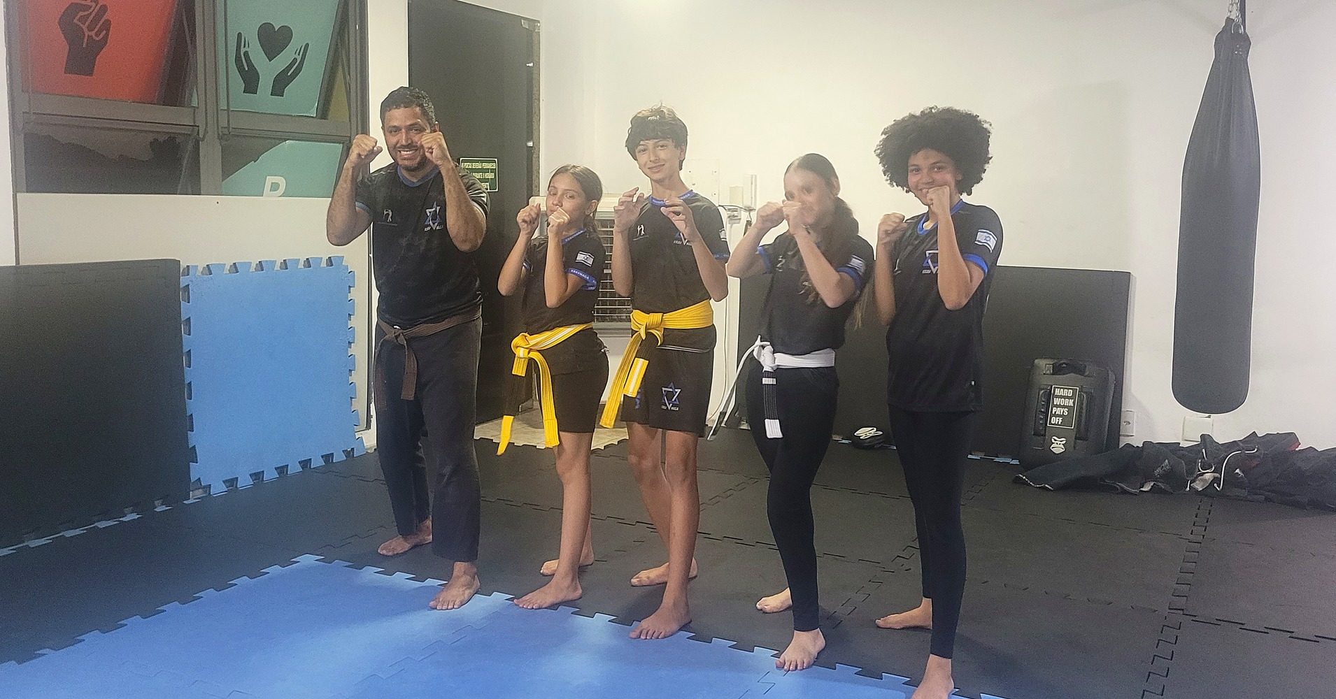 Turma Krav Maga Teens com Faixas e Postura
