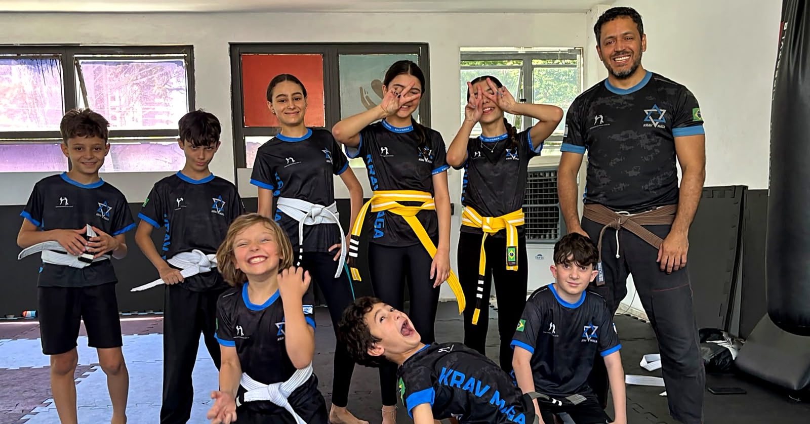 Turma Krav Maga Kids no Tatame com Instrutor